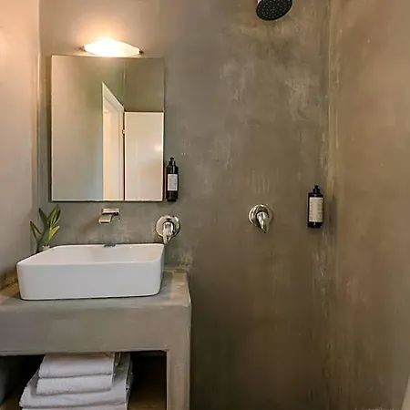 فندق Theros Retreat 4*