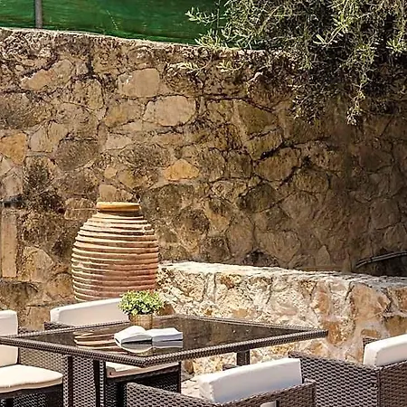 فندق Theros Retreat 4*