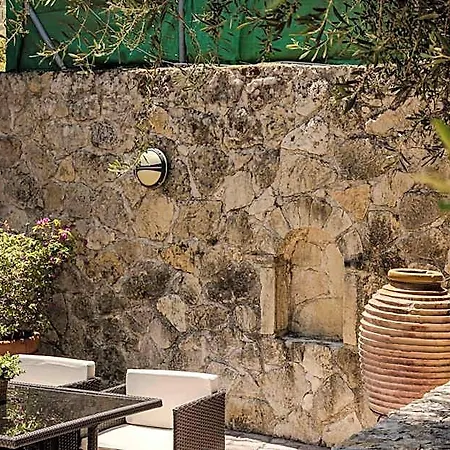 فندق Theros Retreat 4*