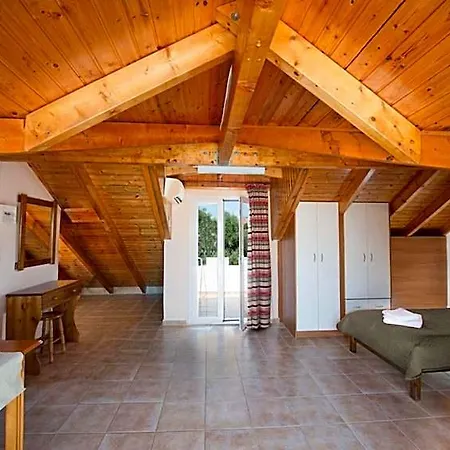 Theros Retreat فندق