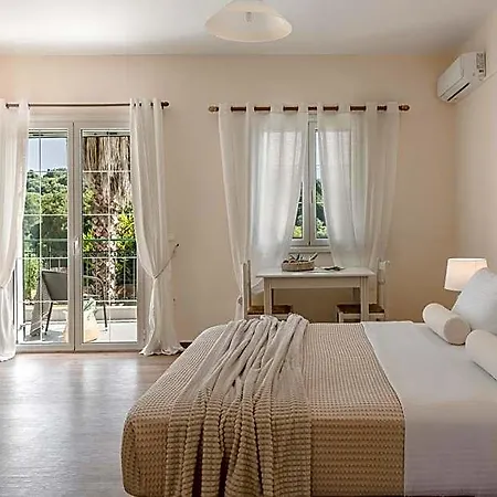 فندق Theros Retreat 4*